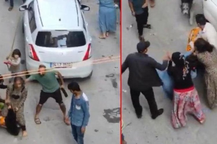 İstanbul'da satırlı ve sopalı kavga! Kadını yerde s&uuml;r&uuml;kleyip d&ouml;vd&uuml;ler