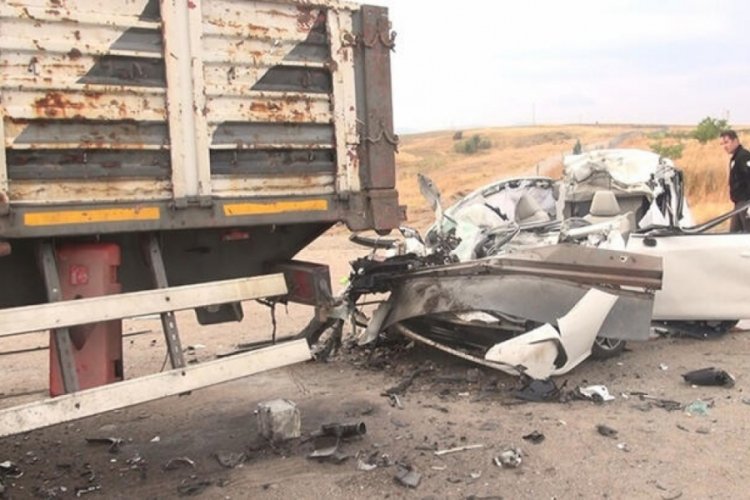 Kırıkkale'de otomobil, tır'a &ccedil;arptı; belediye meclis &uuml;yesi &ouml;ld&uuml;
