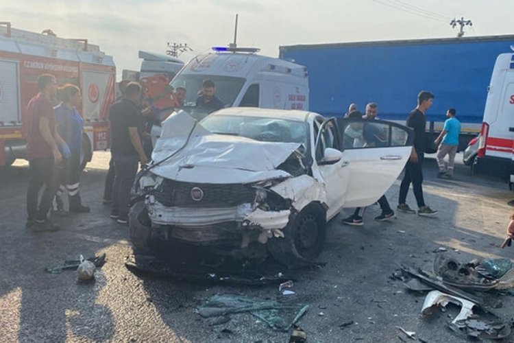 Mersin'de otomobil ile iş&ccedil;i servisi &ccedil;arpıştı: 14 yaralı