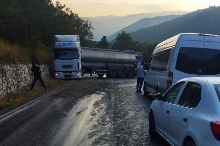 Bursa'da kontrolden &ccedil;ıkan tır istinat duvarına &ccedil;arptı