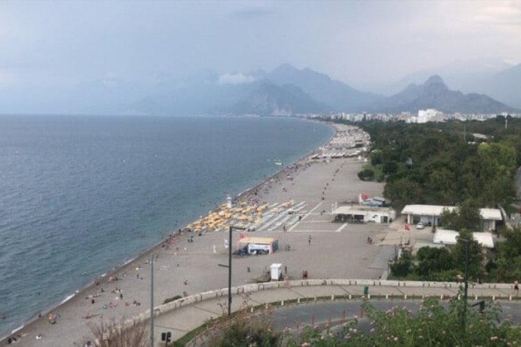 Antalya sahillerinde yağmur sakinliği yaşandı