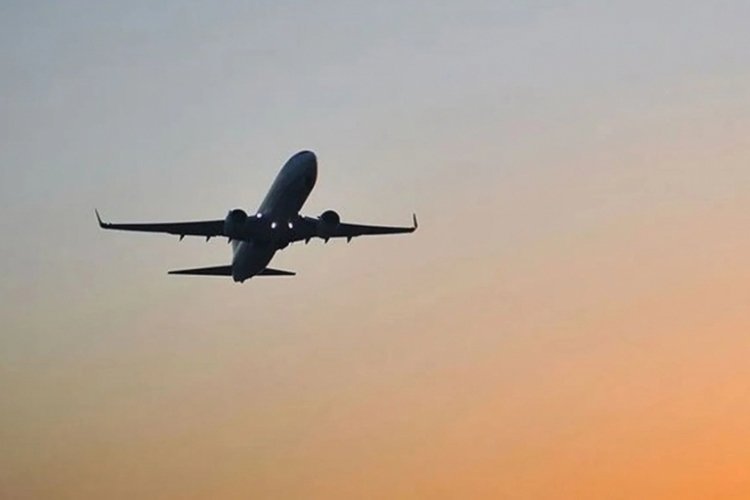 Meksika'da havalimanında tel &ouml;rg&uuml;leri ge&ccedil;erek u&ccedil;ağa giren gen&ccedil; g&ouml;zaltına alındı
