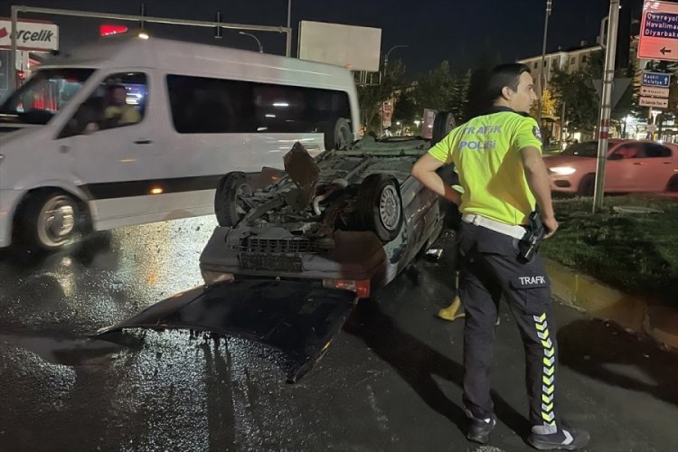 Elazığ'da otomobil devrildi