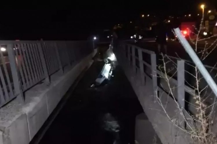 G&uuml;m&uuml;şhane'de yoldan &ccedil;ıkan kamyonet yol ile k&ouml;pr&uuml; arasına d&uuml;şt&uuml;