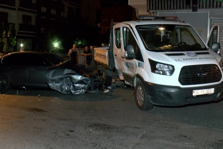 İstanbul'da otomobil belediyenin zabıta aracına &ccedil;arptı! 2 kişi yaralandı