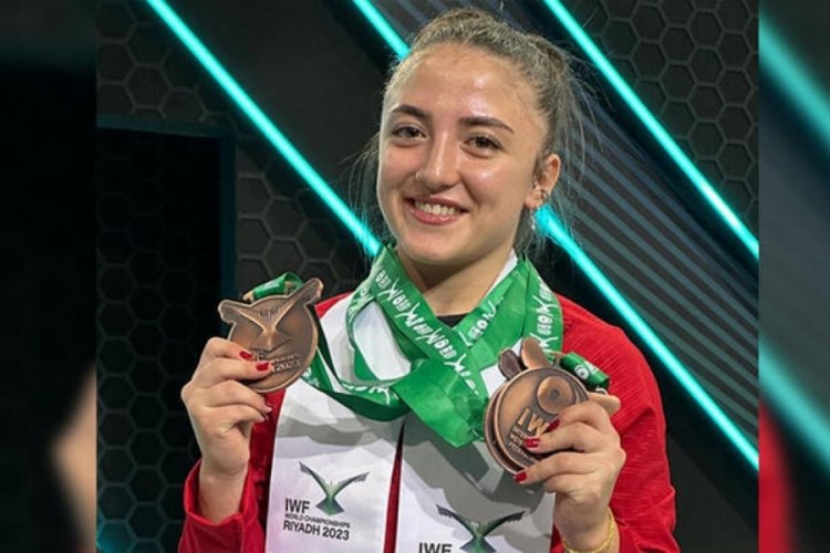 Milli halterci Cansu Bektaş, d&uuml;nya 3'&uuml;nc&uuml;s&uuml; oldu
