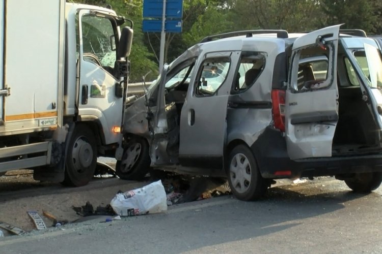 İstanbul'da hafif ticari ara&ccedil; ile kamyonet &ccedil;arpıştı! 2 yaralı