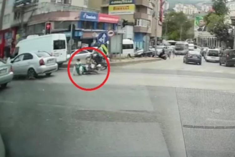 Bursa'da motosikletli s&uuml;r&uuml;c&uuml; &ouml;n&uuml;nde duran araca &ccedil;arptı