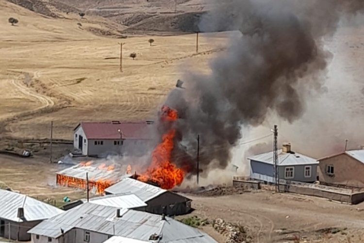 Bing&ouml;l'de ahırda yangın &ccedil;ıktı!  22 k&uuml;&ccedil;&uuml;kbaş &ouml;ld&uuml;