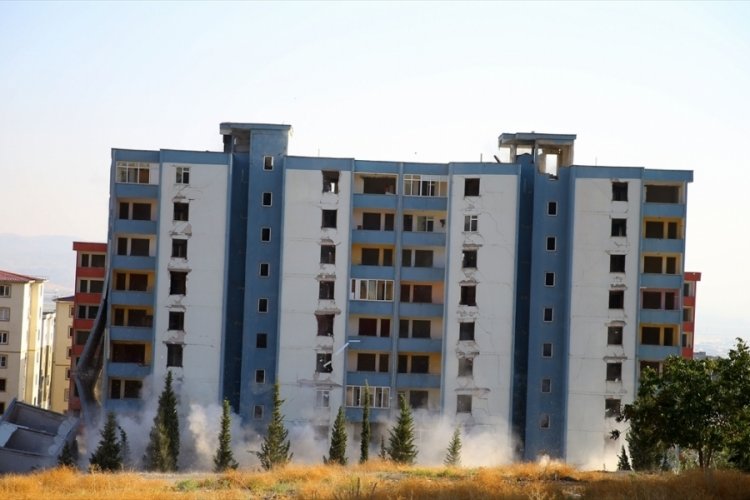 Kahramanmaraş'ta ağır hasarlı binalar yıkılıyor