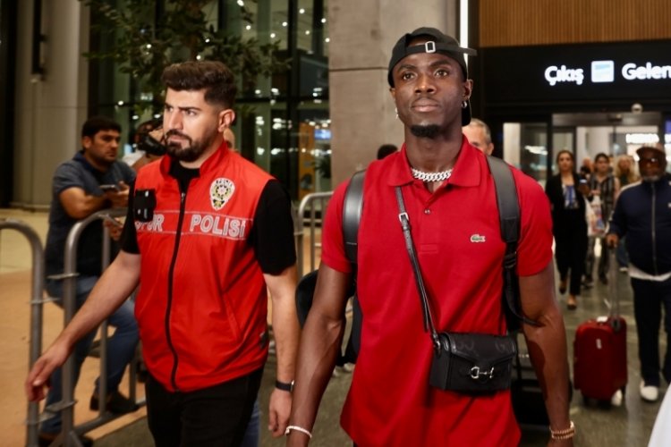 Beşiktaş'ın yeni transferi Eric Bailly, İstanbul'a geldi