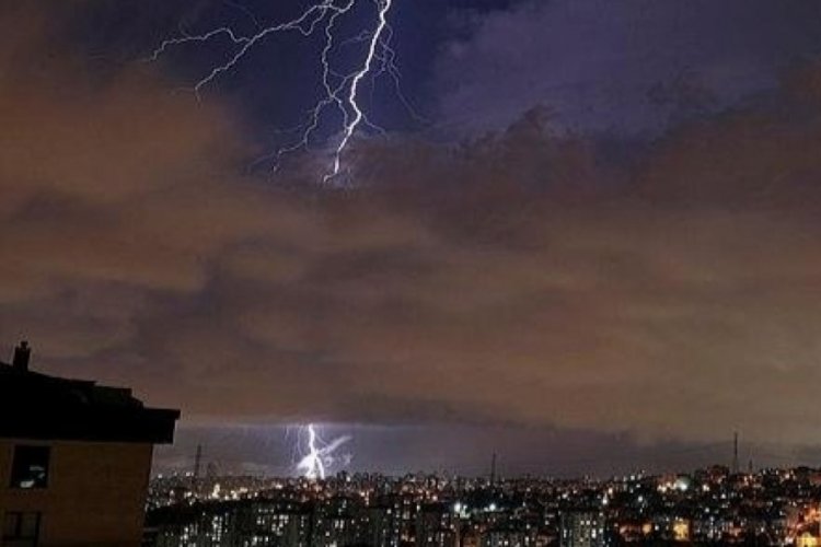 İstanbul Havalimanı'na yıldırım d&uuml;şt&uuml;