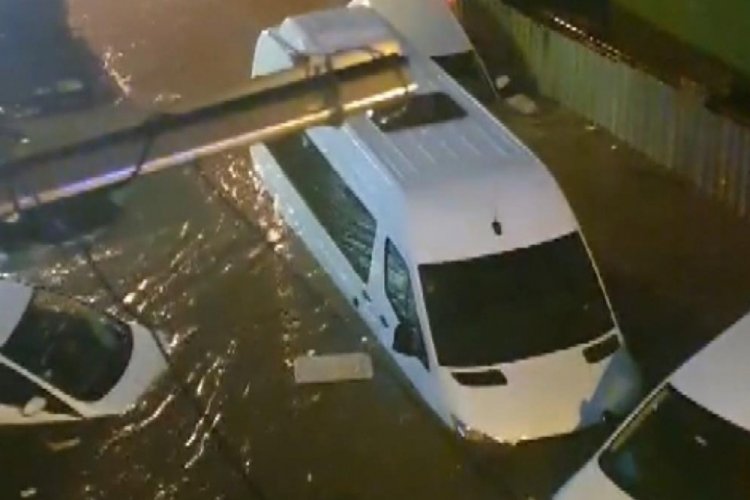 İstanbul'da sel sularında s&uuml;r&uuml;klenen ara&ccedil;lar kameraya yansıdı