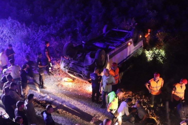 Manisa'da iş&ccedil;ileri taşıyan servis minib&uuml;s&uuml; kavun tarlasına u&ccedil;tu!
