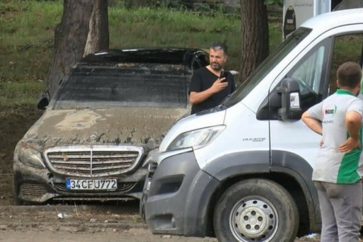 İstanbul'daki mobilyacılar sitesinde esnaf sel sularını temizliyor