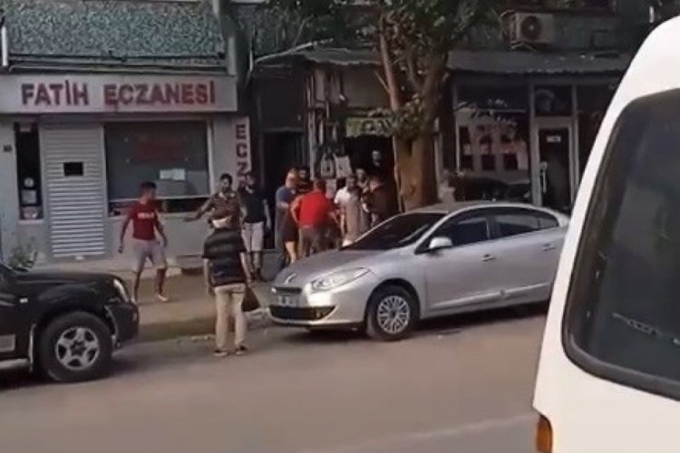 Bursa'da boks ma&ccedil;ını aratmayan kavga!
