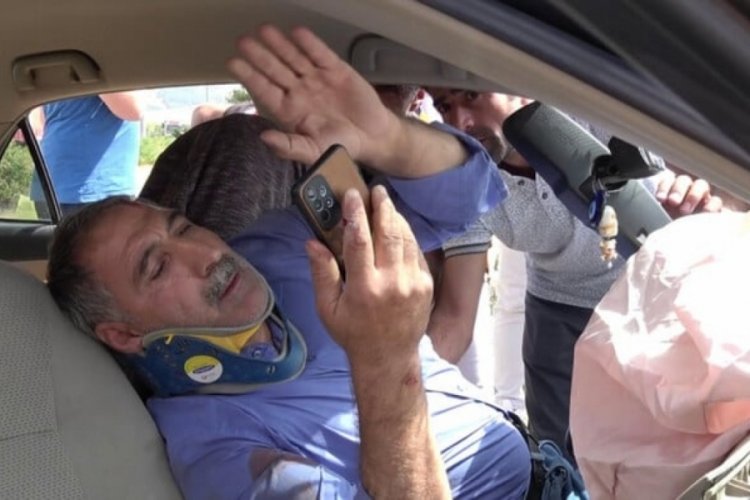 Erzurum'da kaza yapan s&uuml;r&uuml;c&uuml;n&uuml;n telefon ısrarı kızdırdı