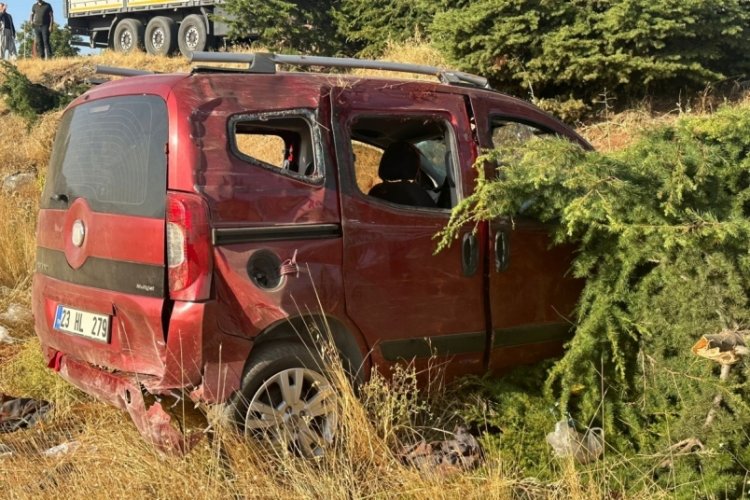 Elazığ'da hafif ticari ara&ccedil; şarampole yuvarlandı!