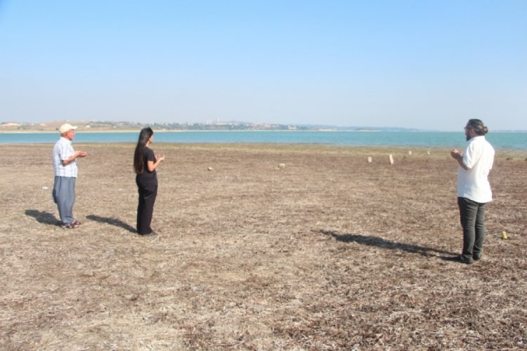 Adana'da Seyhan Baraj'ında su &ccedil;ekilince mezarlık ortaya &ccedil;ıktı
