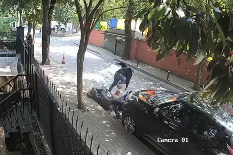 İstanbul'da hırsız motosikletle ka&ccedil;arken panikleyerek d&uuml;şt&uuml;