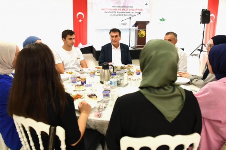 Başkan D&uuml;ndar, &uuml;niversiteyi kazanan &ouml;ğrencilerle buluştu