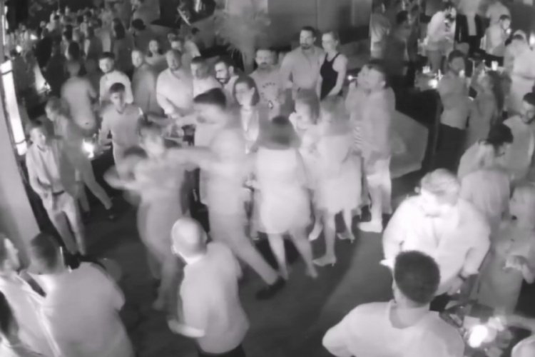 İstanbul'da gece kul&uuml;b&uuml;nden &ccedil;ıkarılan 2 kadın olay &ccedil;ıkardı!