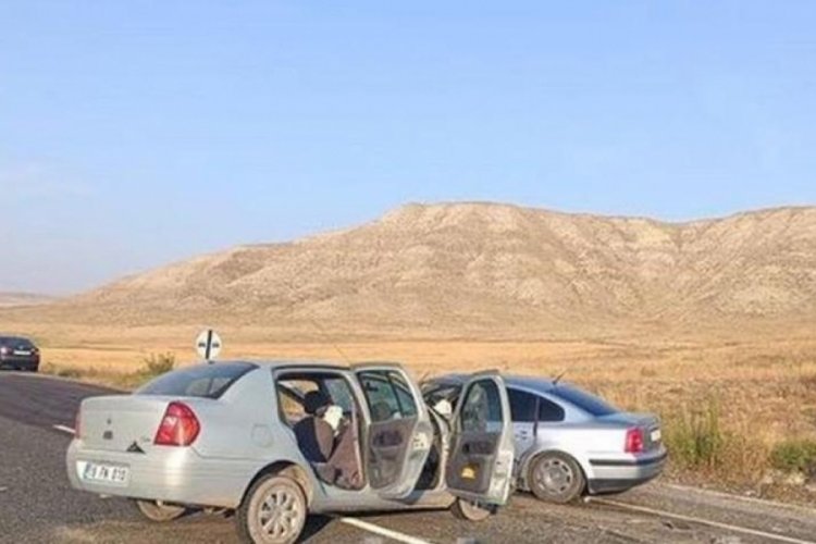 &Ccedil;ankırı'da otomobiller kafa kafaya &ccedil;arpıştı! 1 &ouml;l&uuml; 7 yaralı