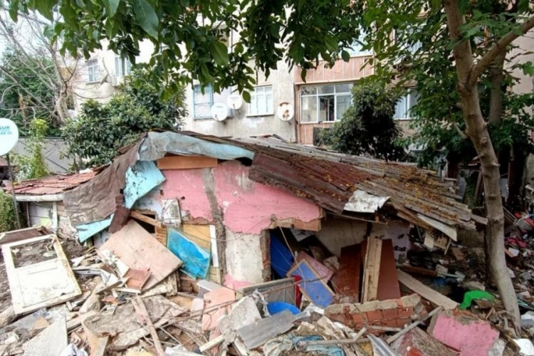 Selde evlerinin &uuml;zerine otomobil d&uuml;şt&uuml;