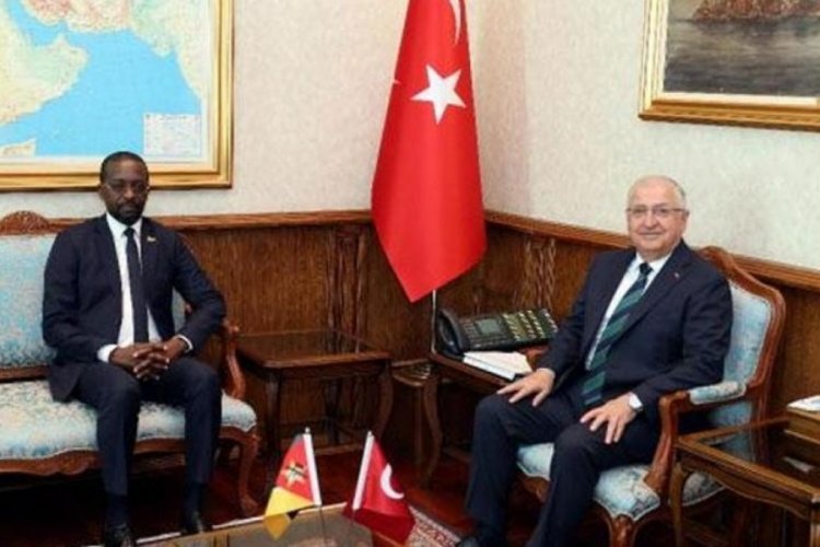 Milli Savunma Bakanı G&uuml;ler, Mozambikli mevkidaşı ile bir araya geldi
