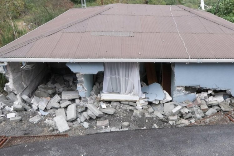 İstanbul'da istinat duvarı bir evin &uuml;zerine devrildi
