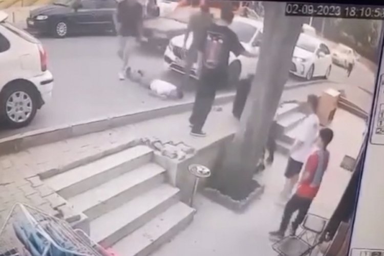 İstanbul'da berberde &ccedil;ıkan sıra kavgasında yumrukla yere yığıldı! Hayatını kaybetti