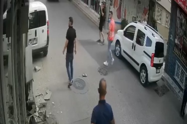 Bursa'da aracın altında kalmaktan son anda kurtuldular!