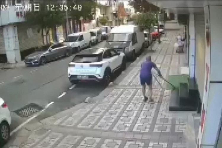 İstanbul'da el arabalı hırsız! Merdivenin korkuluklarını &ccedil;aldı