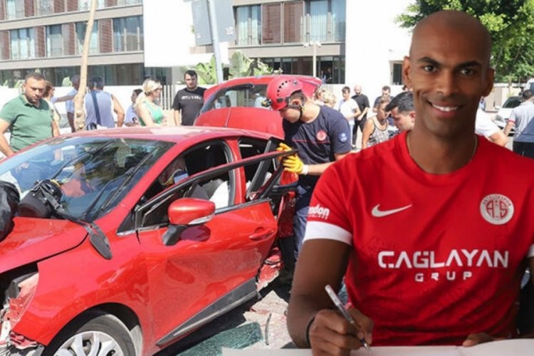 Antalyaspor oyuncusuna şok ailesi kaza ge&ccedil;irdi: 1'i ağır, 5 yaralı