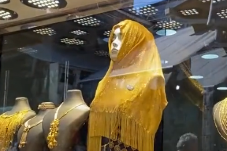 Altından baş&ouml;rt&uuml; ve topuklu ayakkabı g&ouml;renleri şoke etti!