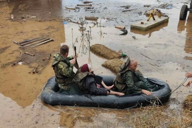 Yunanistan'da sel felaketi: Yunan askeri sahaya &ccedil;ıktı