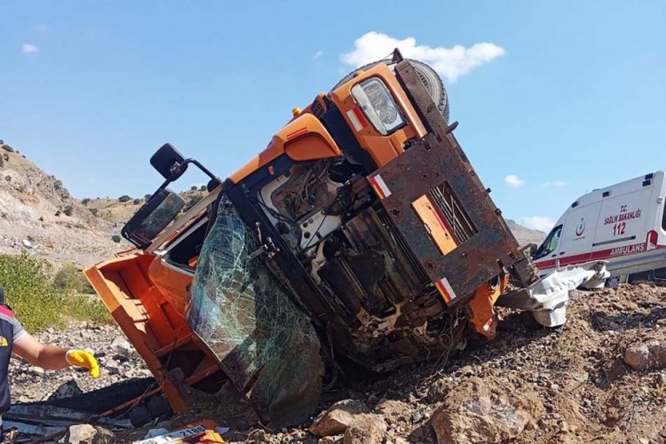 &Ccedil;ankırı'da asfalt y&uuml;kl&uuml; kamyon devrildi! Şof&ouml;r hayatını kaybetti