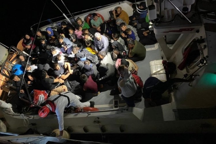 Kuşadası a&ccedil;ıklarında 112 d&uuml;zensiz g&ouml;&ccedil;men yakalandı