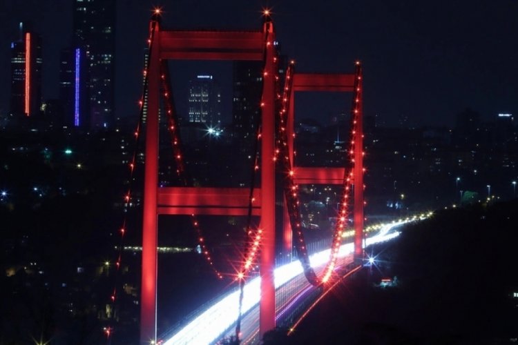 FSM K&ouml;pr&uuml;s&uuml;, DMD hastaları i&ccedil;in kırmızı renkle aydınlatıldı