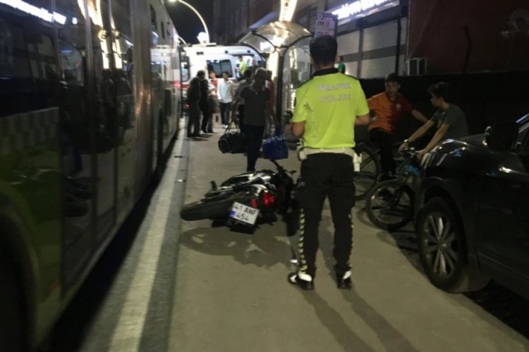 Kocaeli'de motosiklet s&uuml;r&uuml;c&uuml;s&uuml;, otob&uuml;sten inen yolculara &ccedil;arptı