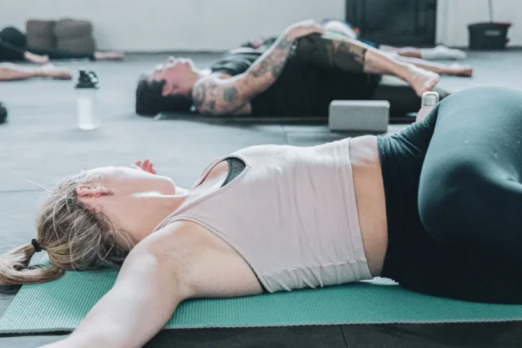 Yoga yapanları &ouml;ld&uuml; sandı, toplu katliam ihbarı yaptı