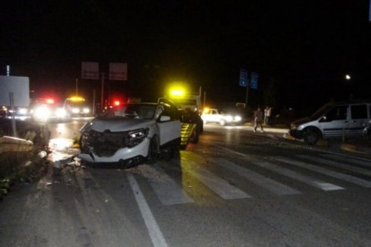 Kastamonu'da cip ile hafif ticari ara&ccedil; &ccedil;arpıştı! 4 yaralı