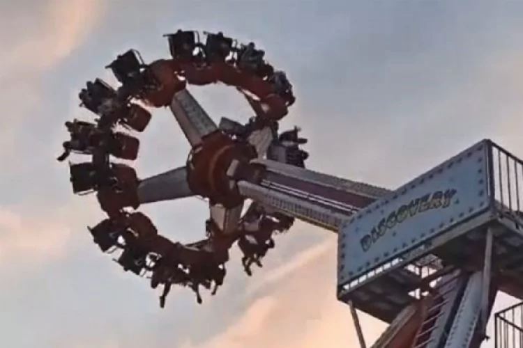 Bursa'da lunaparkta telefonunu d&uuml;ş&uuml;rd&uuml;!