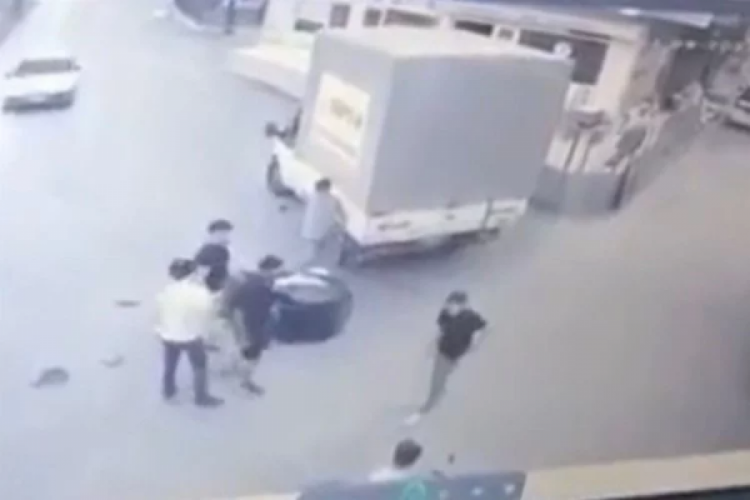 Bursa'da motosiklet kamyonete &ccedil;arptı! İki arkadaş savruldu