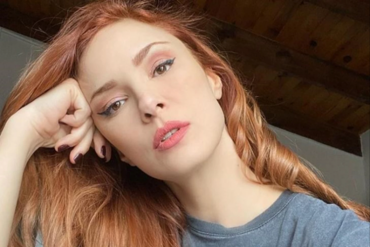 Mine Tugay havuzda bikinili poz