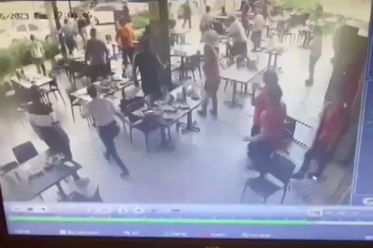 Bursa'da yemeğin ge&ccedil; geldiğini &ouml;ne s&uuml;ren 3 ş&uuml;pheli garsona saldırdı!