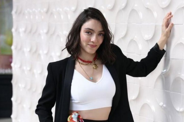 G&uuml;zel oyuncu Merve Dizdar cesur pozlarıyla sosyal medyayı salladı