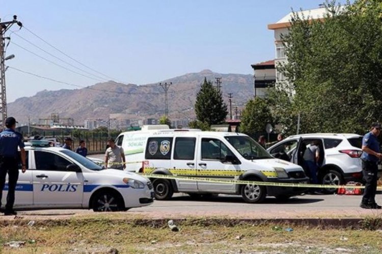 Şehit polisin eşi aracında &ouml;l&uuml; bulundu