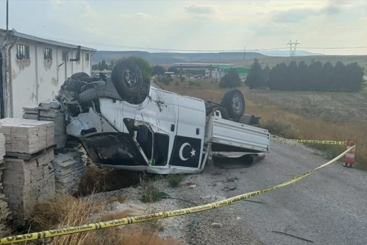 Afyonkarahisar'da devrilen kamyonetin s&uuml;r&uuml;c&uuml;s&uuml; &ouml;ld&uuml;