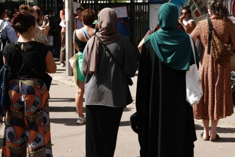 Fransa Eğitim Bakanlığı'nın kıyafet yasağı sendika başvurusuyla yine Danıştay'a sevk edildi